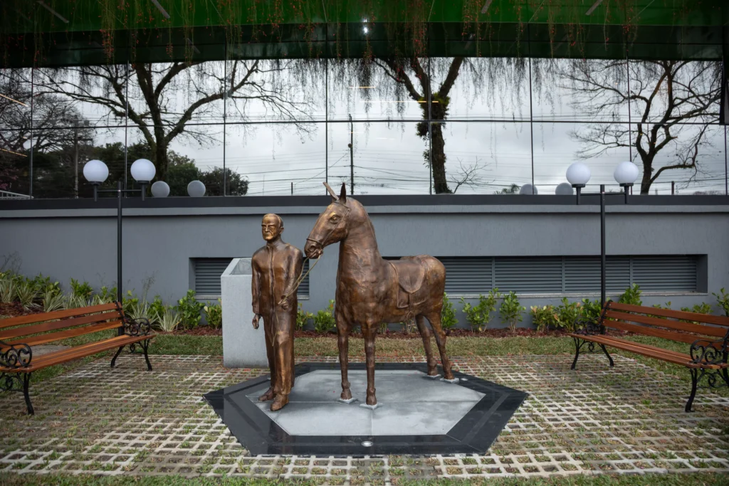 Posicionado no pátio em frente ao espaço de educação, monumento perpetua legado do patrono do cooperativismo de crédito brasileiro Créditos: Rafael Danielewicz