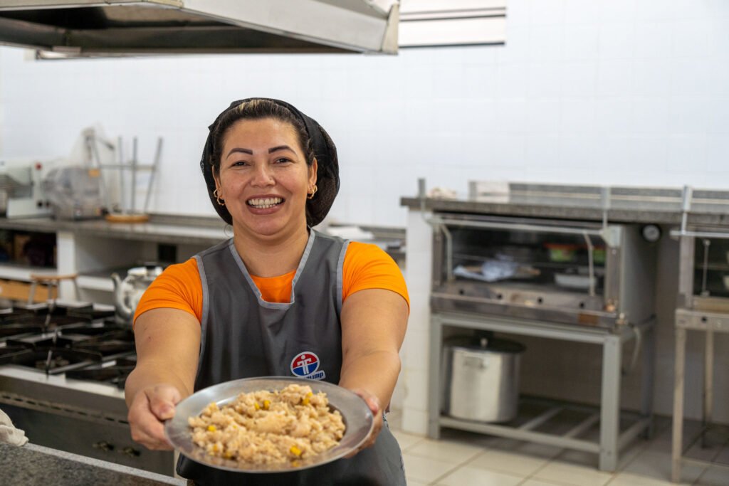 merenda-nota-10:-4-mil-cozinheiras-cuidam-da-alimentacao-escolar-no-parana