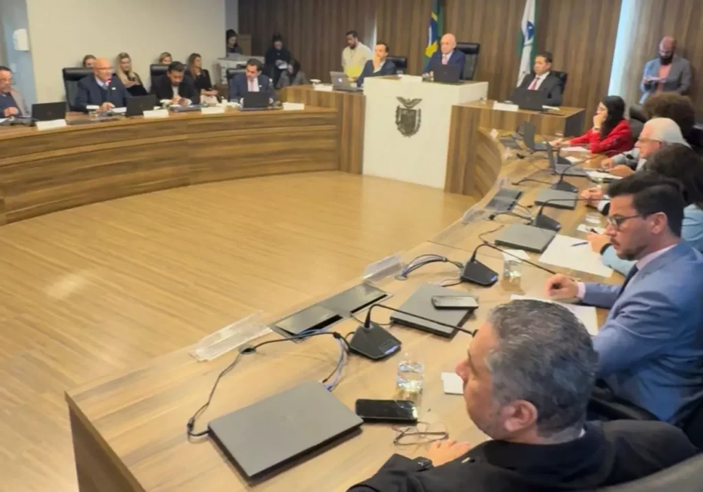 o Projeto de Lei nº 830/2025-CCJ