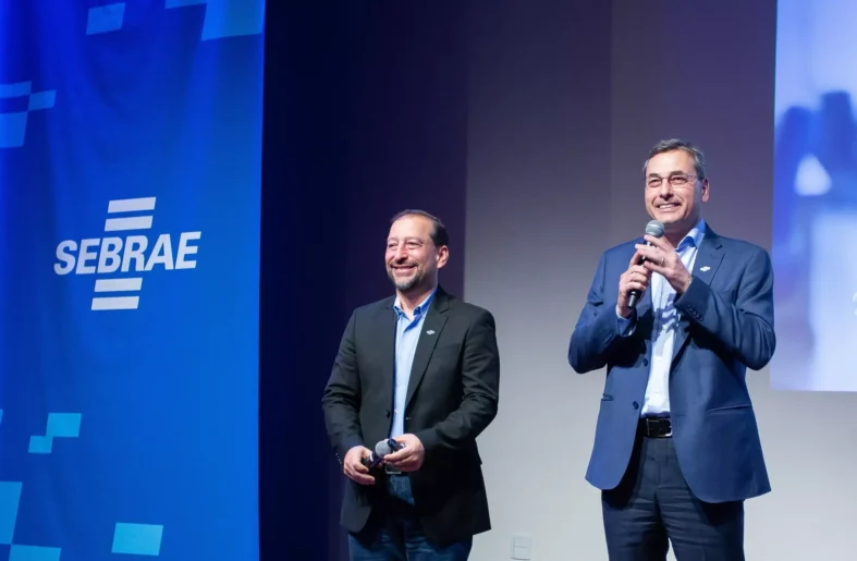 Luiz Marcelo Padilha, gerente de Ambiente de Negócios do Sebrae/PR, com César Rissete, diretor-técnico do Sebrae/PR, durante o Seminário Estadual da Rede de Secretários, em Curitiba. Foto: InoveFotos: Inove.