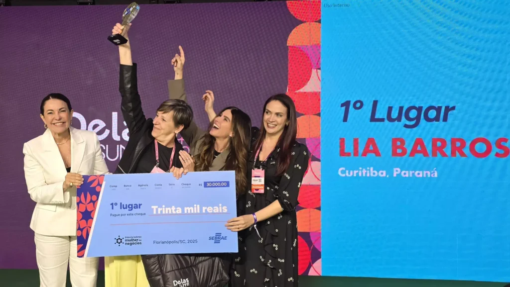 Eduardo Pereira. Lia Barros comemorando o 1º lugar em Negócios Internacionais.