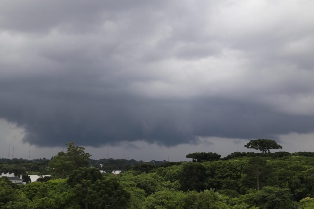 simepar-e-defesa-civil-alertam-para-tempestade-no-parana-no-fim-de-semana