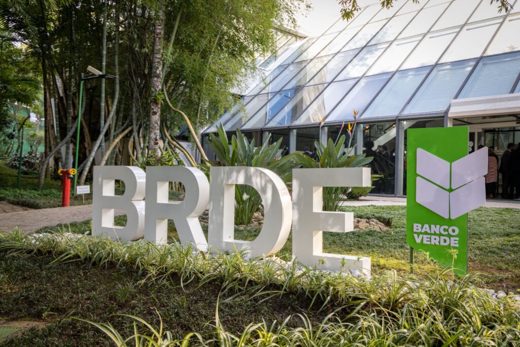brde-alcanca-mais-de-r$-1,5-bilhao-em-contratacoes-no-parana-em-2025