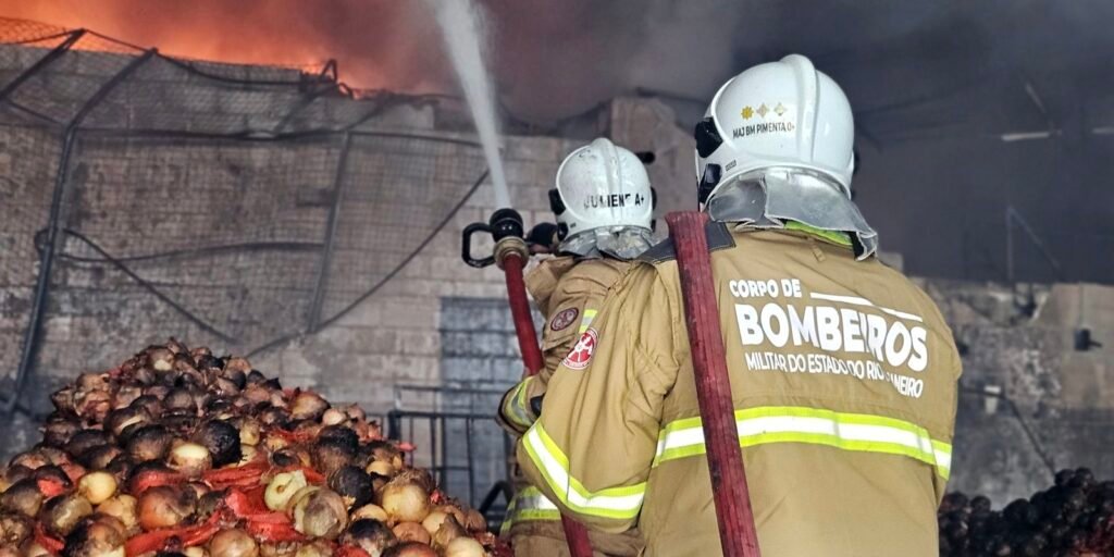 incendio-de-grandes-proporcoes-atinge-ceasa-no-rio-de-janeiro