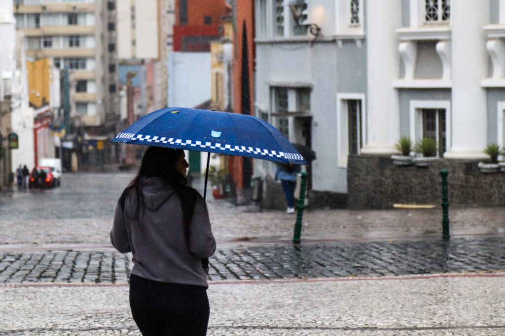 chuva-volumosa-ate-terca-e-vento-na-quarta:-tempo-segue-instavel-no-parana
