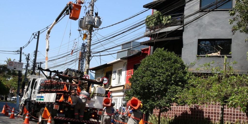 enel-diz-que-fornecimento-de-energia-deve-ser-normalizado-ate-amanha