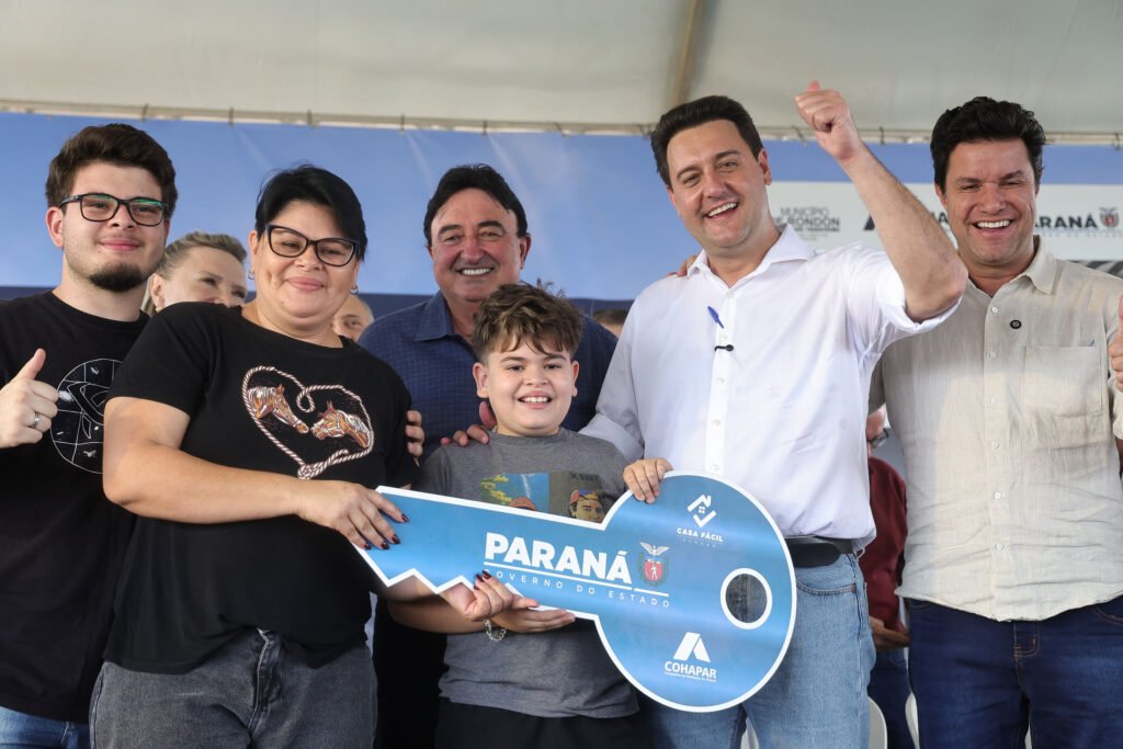 com-subsidio-do-estado,-ratinho-junior-entrega-casas-a-103-familias-de-rondon