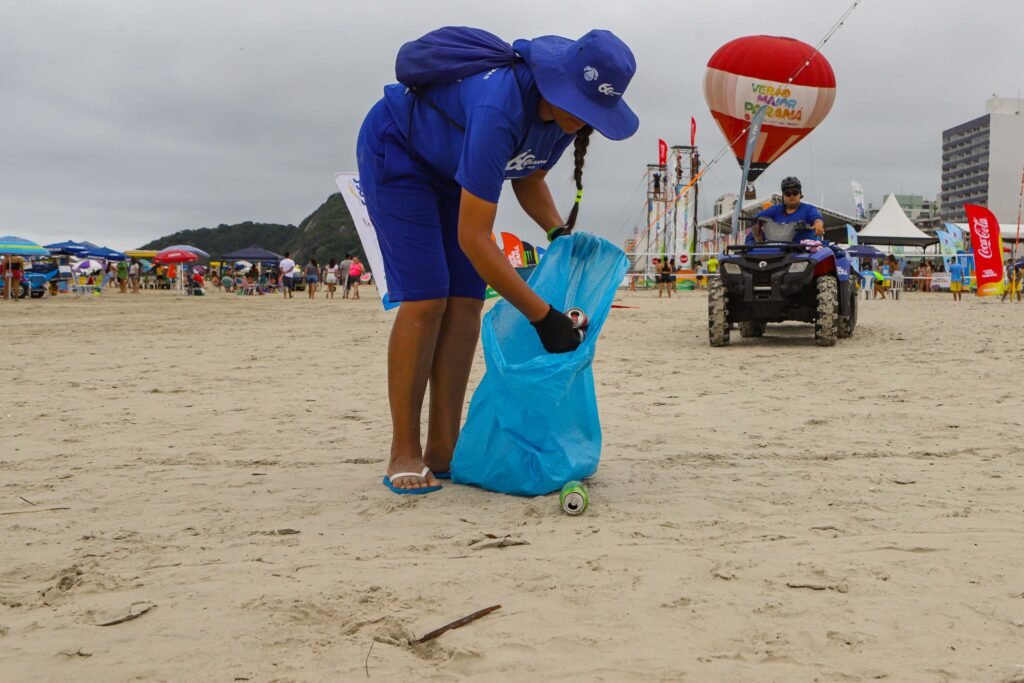 sanepar-faz-treinamento-ambiental-para-profissionais-da-limpeza-nas-praias 