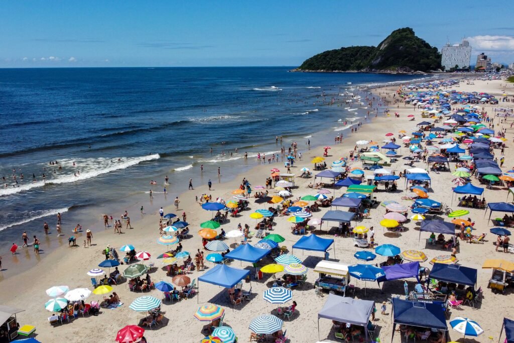 no-parana,-verao-chega-com-muito-calor,-mas-o-natal-sera-de-chuva-no-estado