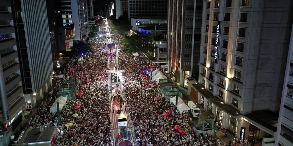 reveillon-na-avenida-paulista-teve-musica-e-fogos-silenciosos