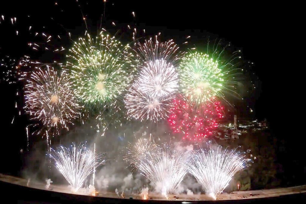 maior-queima-de-fogos-da-historia-do-litoral-ilumina-a-ponte-de-guaratuba