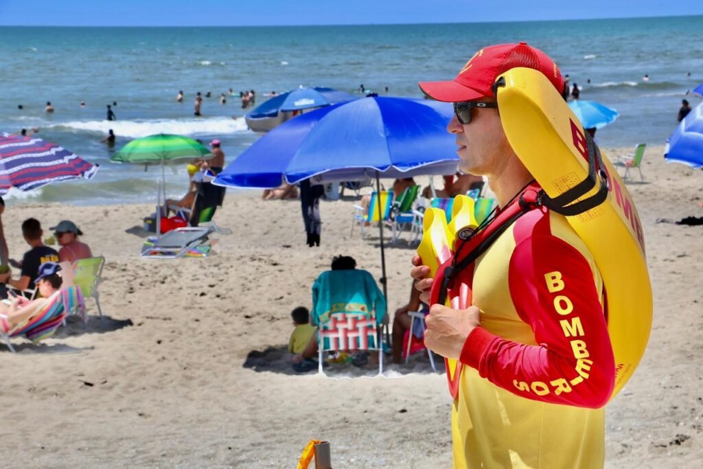 acao-e-prevencao:-bombeiros-fazem-52-mil-orientacoes-aos-banhistas-no-litoral