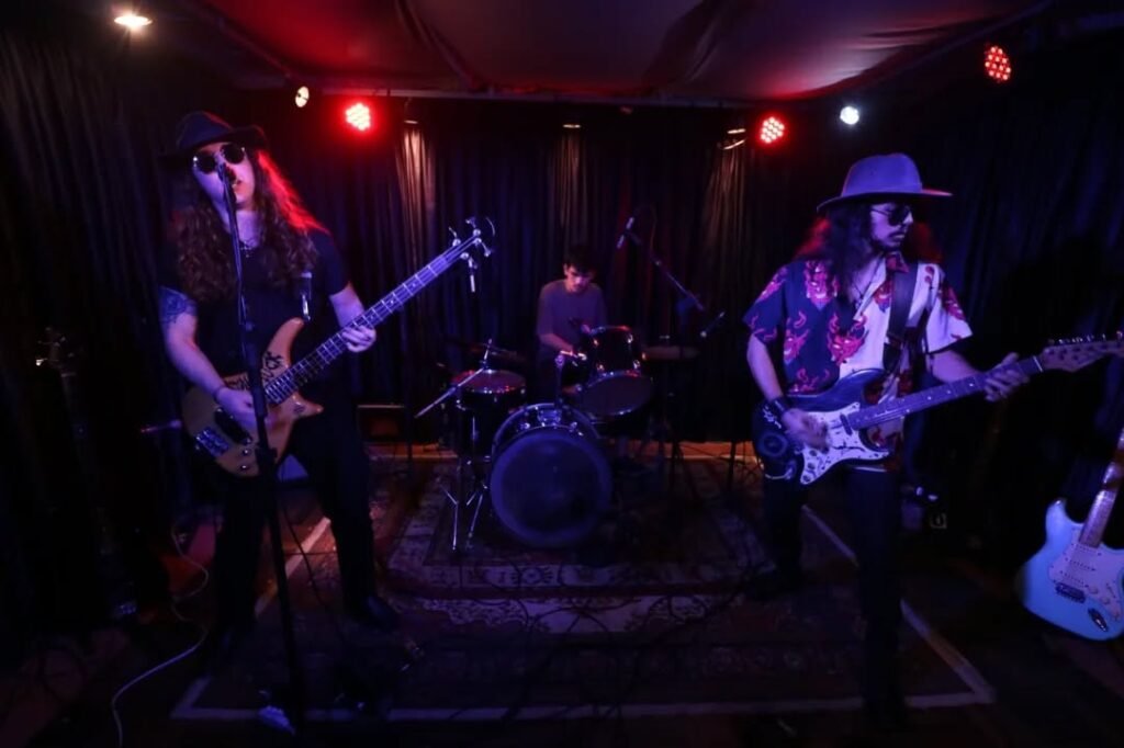 shows-gratuitos:-mpb,-rock-e-sertanejo-agitam-a-1a-semana-dos-palcos-sunset-no-litoral