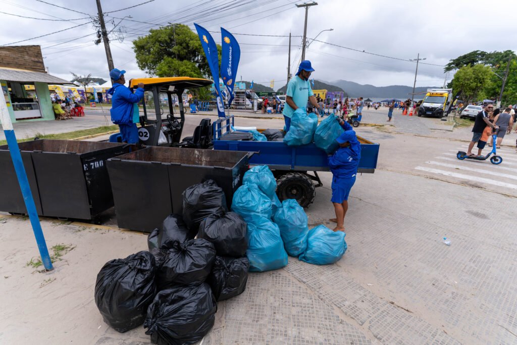 equipes-de-limpeza-da-sanepar-retiram-mais-de-6-toneladas-de-lixo-por-dia-das-praias