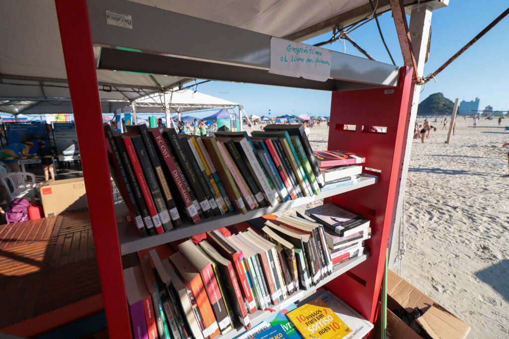 bibliopraia:-projeto-da-biblioteca-publica-do-parana-promove-leitura-no-litoral