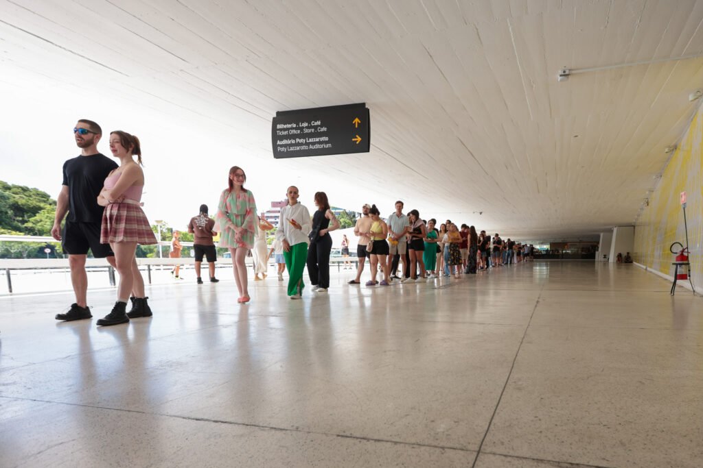 visitantes-lotam-o-museu-oscar-niemeyer-no-primeiro-dia-do-ano-de-entrada-gratuita