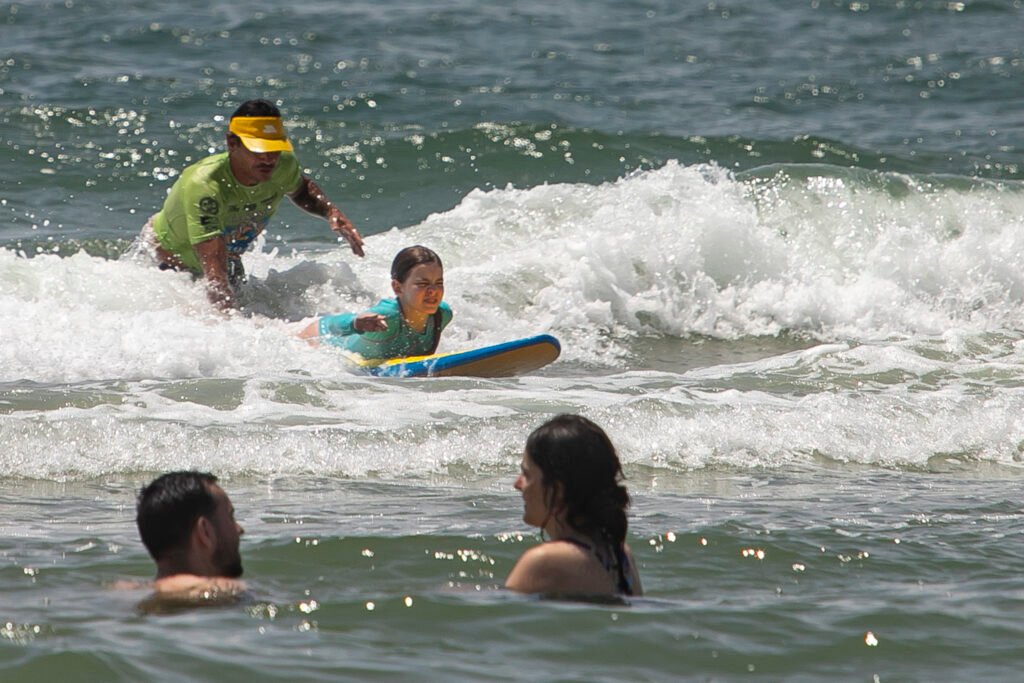 boa-onda:-1°-dia-da-escolinha-de-surfe-em-ipanema-tem-vagas-esgotadas-em-minutos