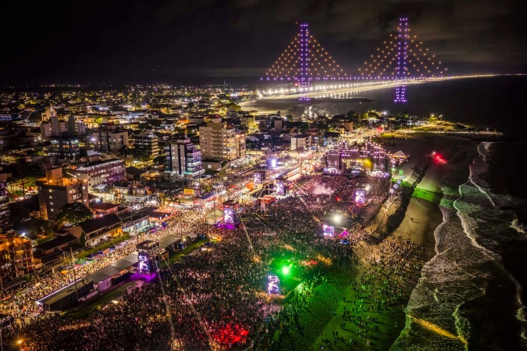 alok-projeta-ponte-de-guaratuba-com-drones-no-show-recorde-de-publico-do-verao-maior-parana