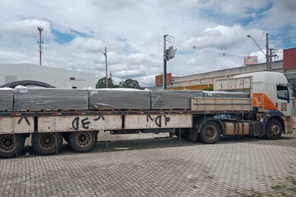 defesa-civil-estadual-envia-2,6-mil-telhas-para-moradores-de-sao-jose-dos-pinhais