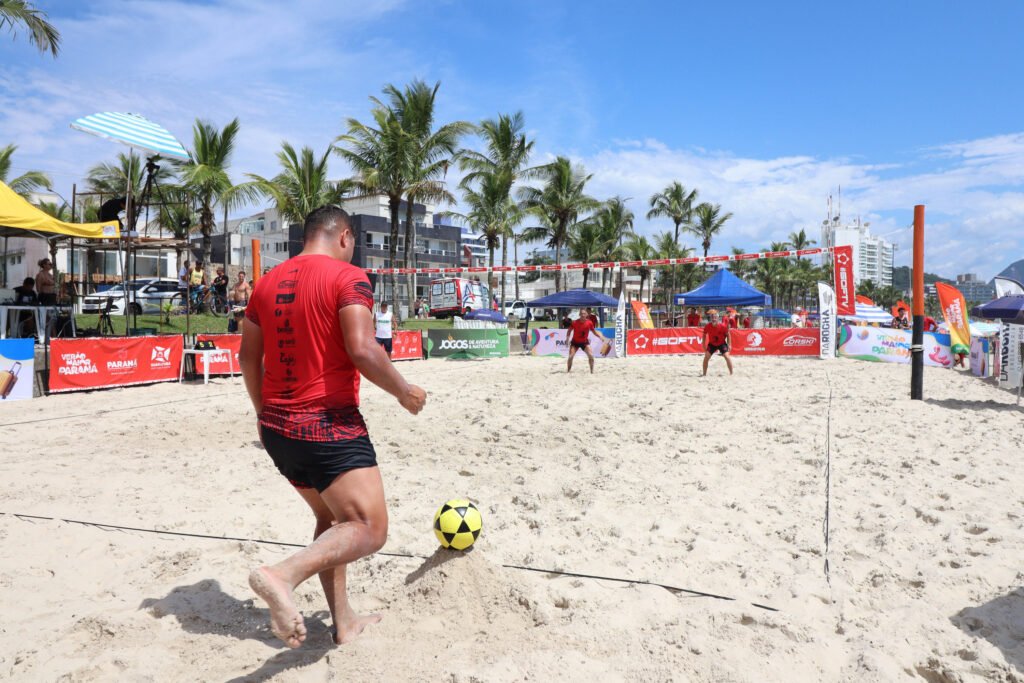 litoral-recebe-campeoes-mundiais-e-competicao-de-futevolei-com-600-inscritos