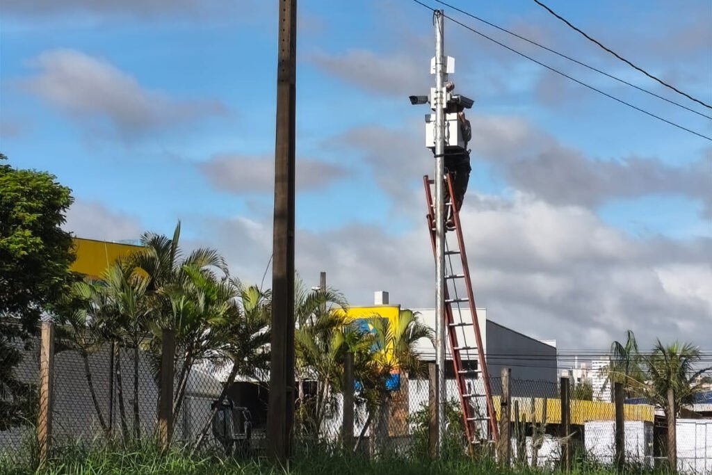 instalacao-iniciada:-londrina-tera-150-cameras-do-programa-de-monitoramento-olho-vivo