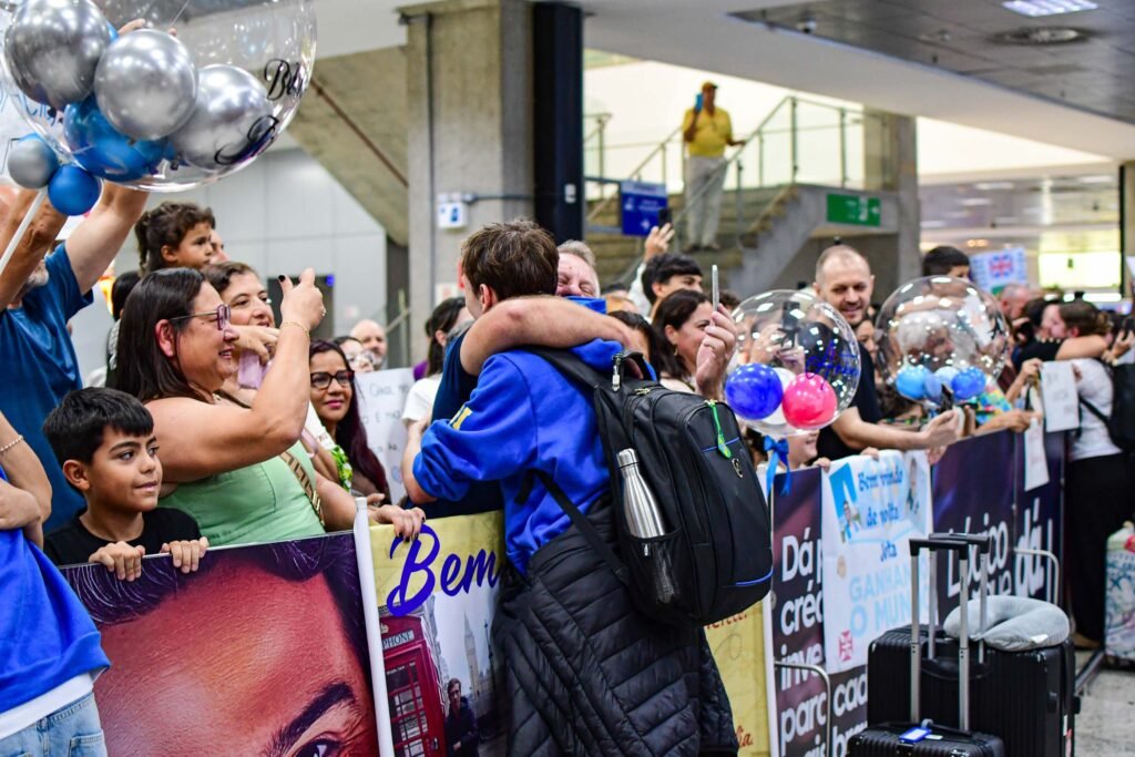 ganhando-o-mundo:-reencontros-emocionantes-no-retorno-de-estudantes-do-reino-unido