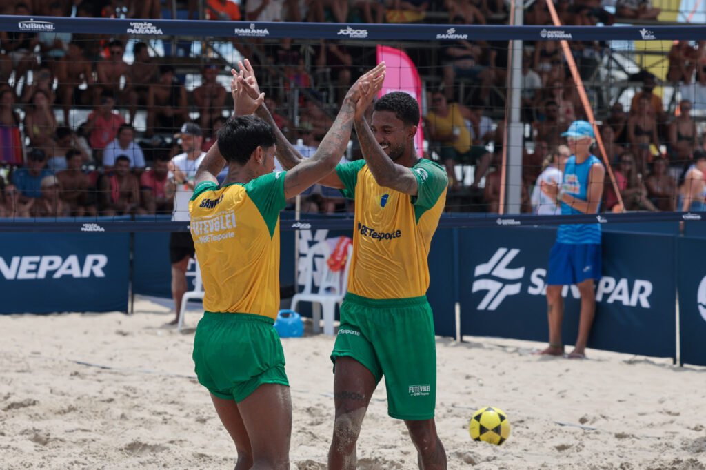 brasileiros-vencem-argentinos-em-desafio-internacional-de-futevolei-no-verao-maior-parana