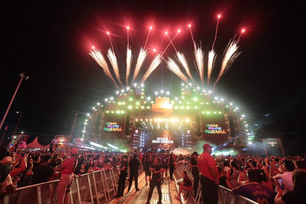 eduardo-costa-e-edson-&-hudson-reunem-165-mil-pessoas-em-noite-sertaneja-na-praia-de-caioba