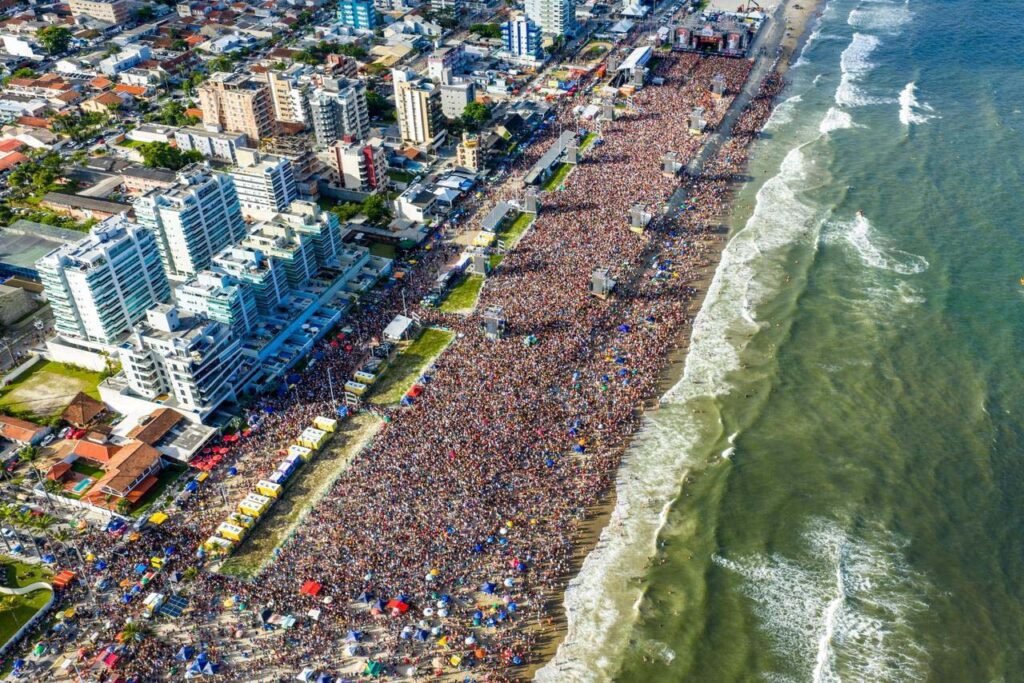 gusttavo-lima-faz-show-de-3-horas-para-multidao-de-265-mil-pessoas-na-praia-de-matinhos