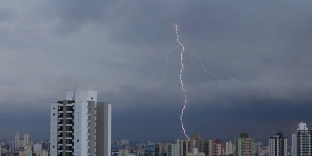 temporal-em-sao-paulo-provoca-alagamentos-e-quedas-de-arvores