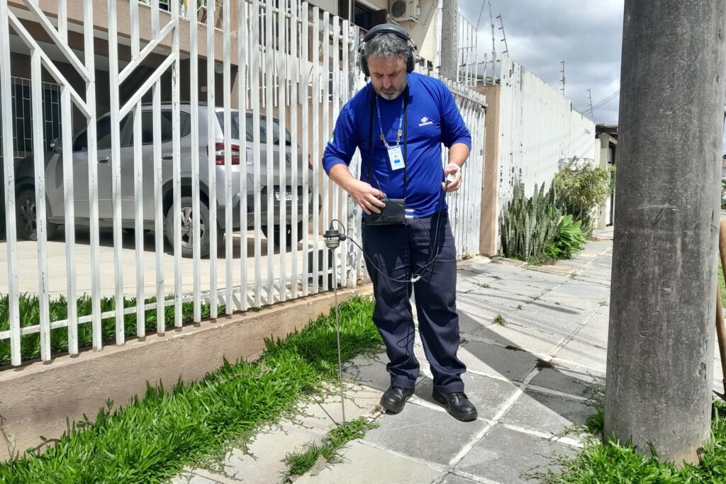 “cacadores-de-vazamentos”-da-sanepar-usam-audicao-treinada-para-evitar-desperdicio-de-agua