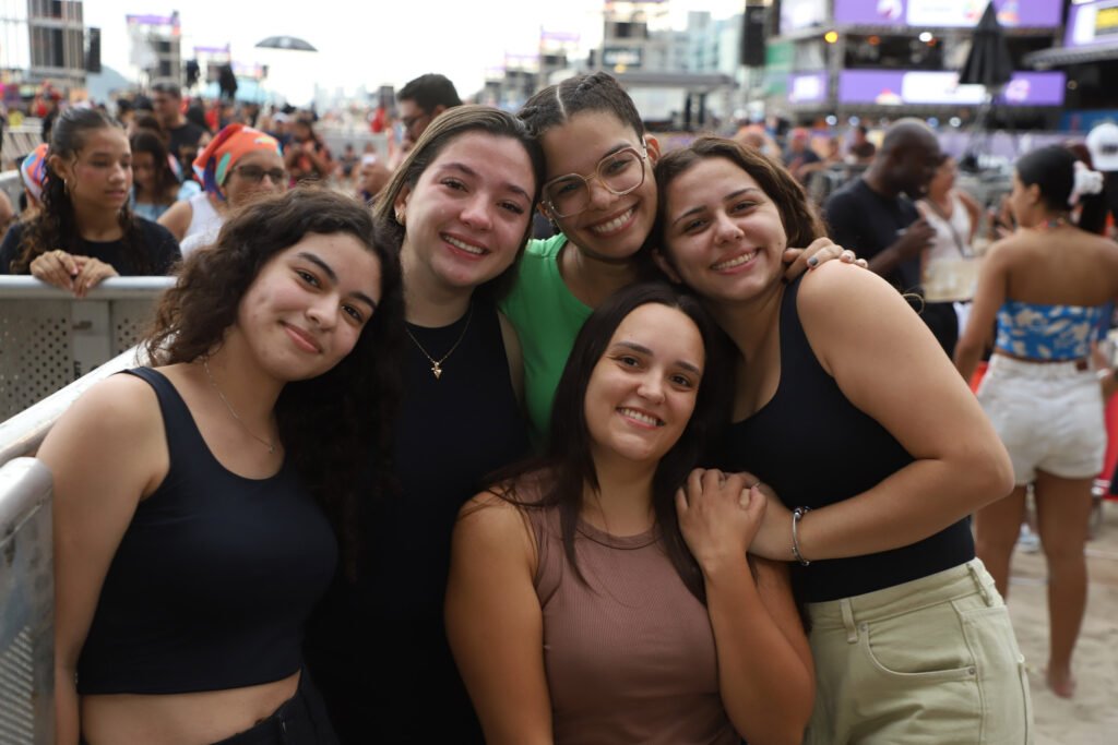 onibus,-carro-e-aviao:-fas-chegam-mais-de-30-horas-antes-do-show-de-ana-castela-no-verao-maior