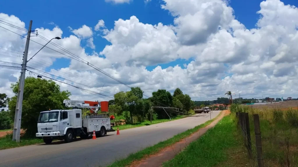 Postes quebrados por colisão de veículo