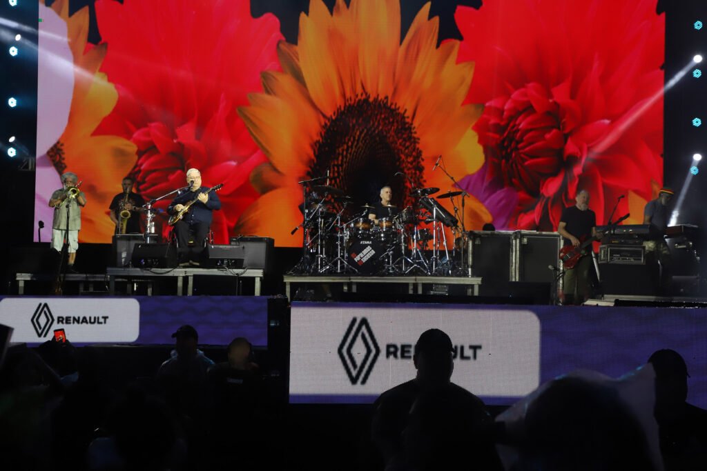 aonde-quer-que-eu-va:-chuva,-coral-e-emocao-marcam-show-dos-paralamas-em-matinhos