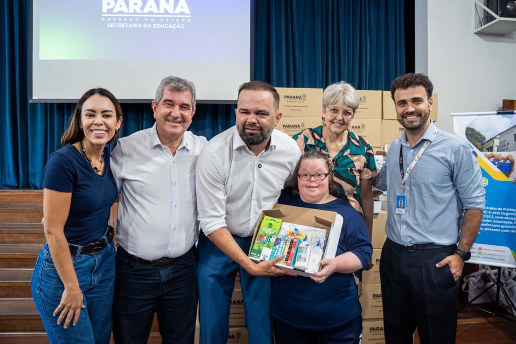 alunos-das-apaes-do-parana-comecam-a-receber-kits-com-materiais-escolares