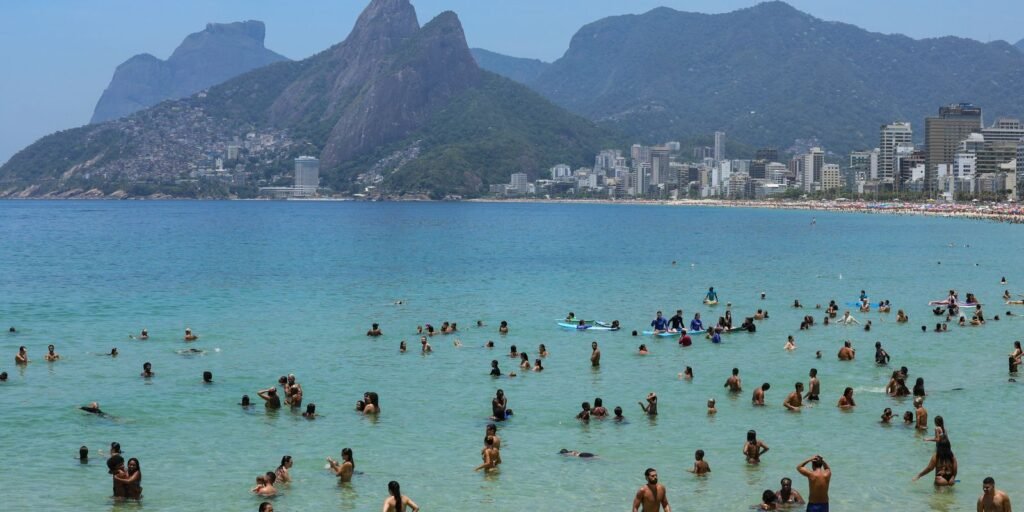 carnaval:-salva-vidas-resgatam-453-pessoas-no-litoral-fluminense