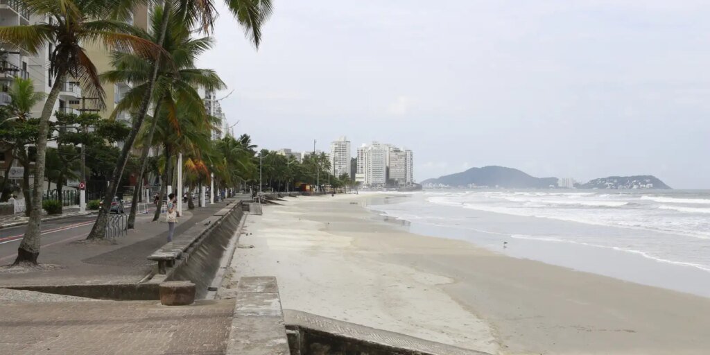 carnaval:-bombeiros-salvam-348-vitimas-de-afogamento-no-litoral-de-sp