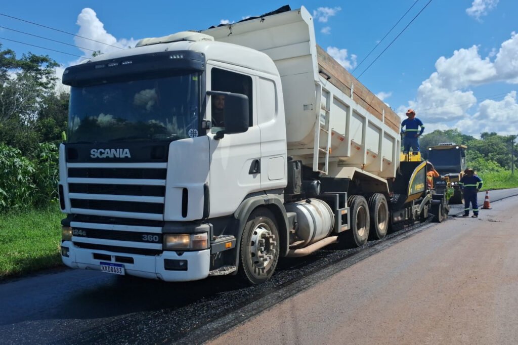 der/pr-realiza-melhorias-no-pavimento-de-rodovia-que-da-acesso-a-maravilha,-em-londrina
