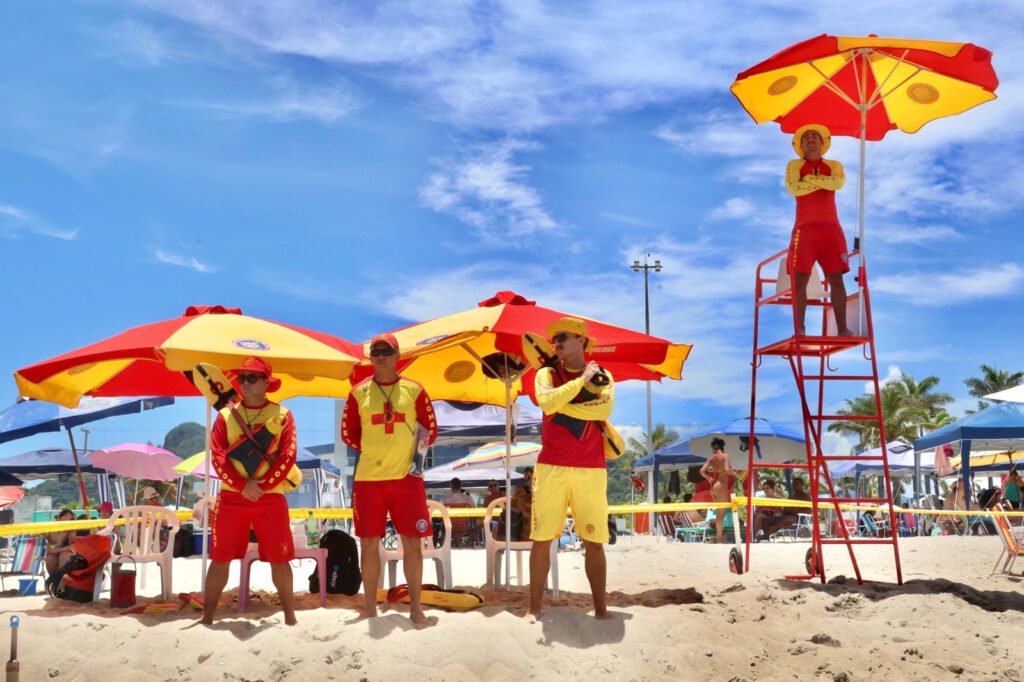 corpo-de-bombeiros-mantem-postos-de-guarda-vidas-ativos-no-litoral-ate-maio