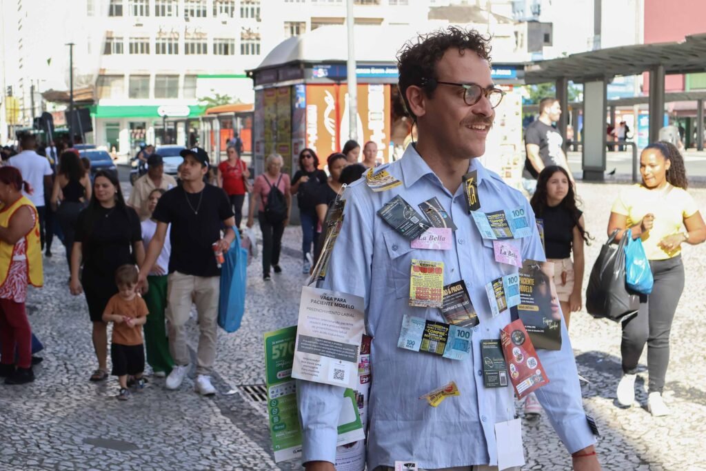 museu-paranaense-abre-neste-domingo-“vitrine-panfletaria”,-do-artista-pernambucano-elilson