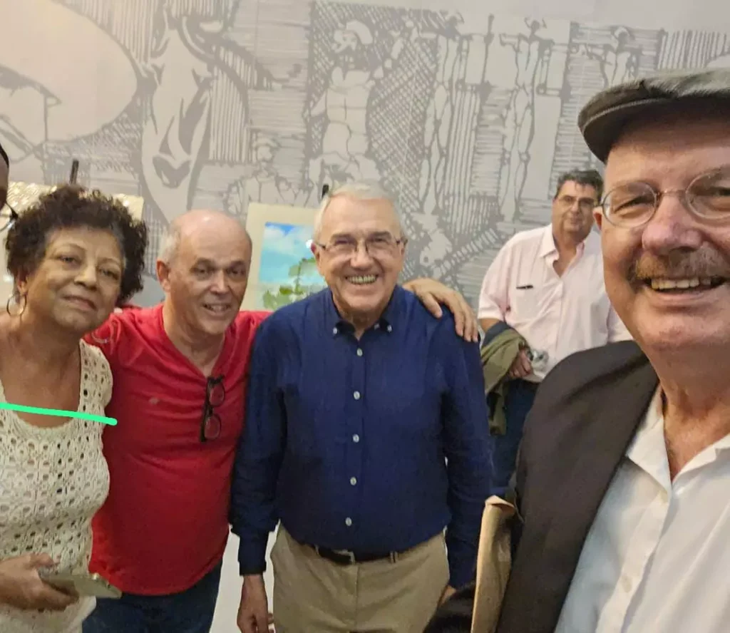 Laurentino Gomes com seus colegas de jornalismo da UFPR, Fernanda Castro (fotografa literária), Jorge Bernardi (presidente do Sindicato de Escritores) e Teo Lima (vice-presidente) no evento promovido pela Academia Paranaense de Letras.