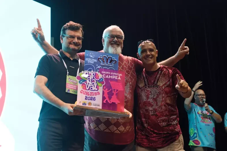 Marino Galvão entrega troféu para campeão grupo principal foto cido marques-fcc