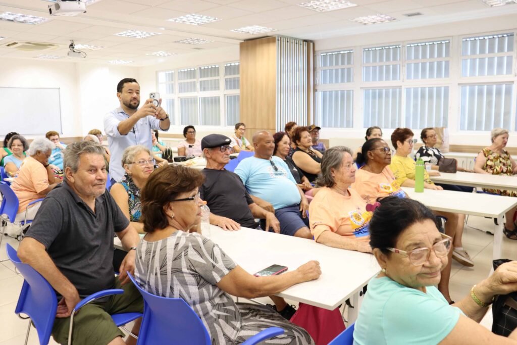 mais-de-100-idosos-participam-de-workshops-sobre-letramento-em-inteligencia-artificial 