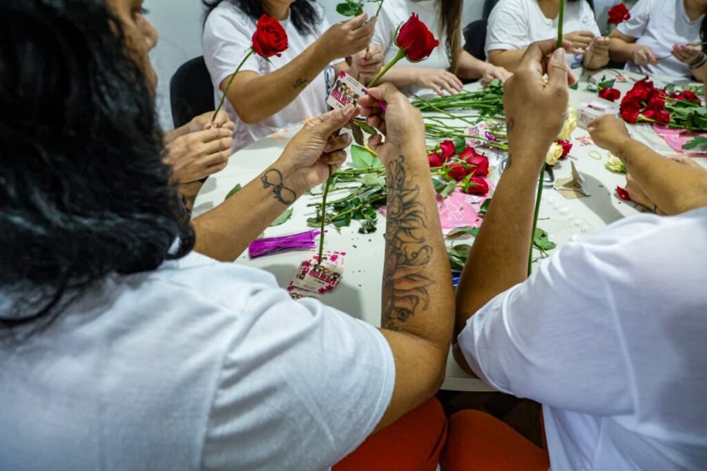 mulheres-privadas-de-liberdade-preparam-rosas-que-serao-entregues-no-dia-da-mulher