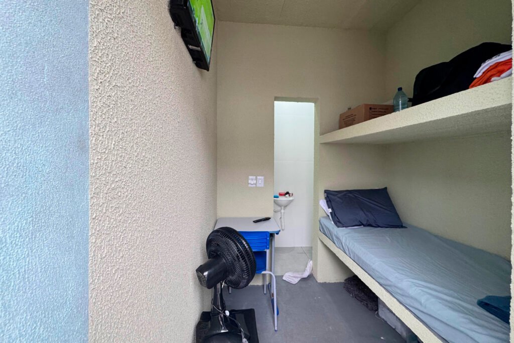 secretaria-da-seguranca-publica-divulga-novas-imagens-da-cela-de-filipe-martins-em-ponta-grossa