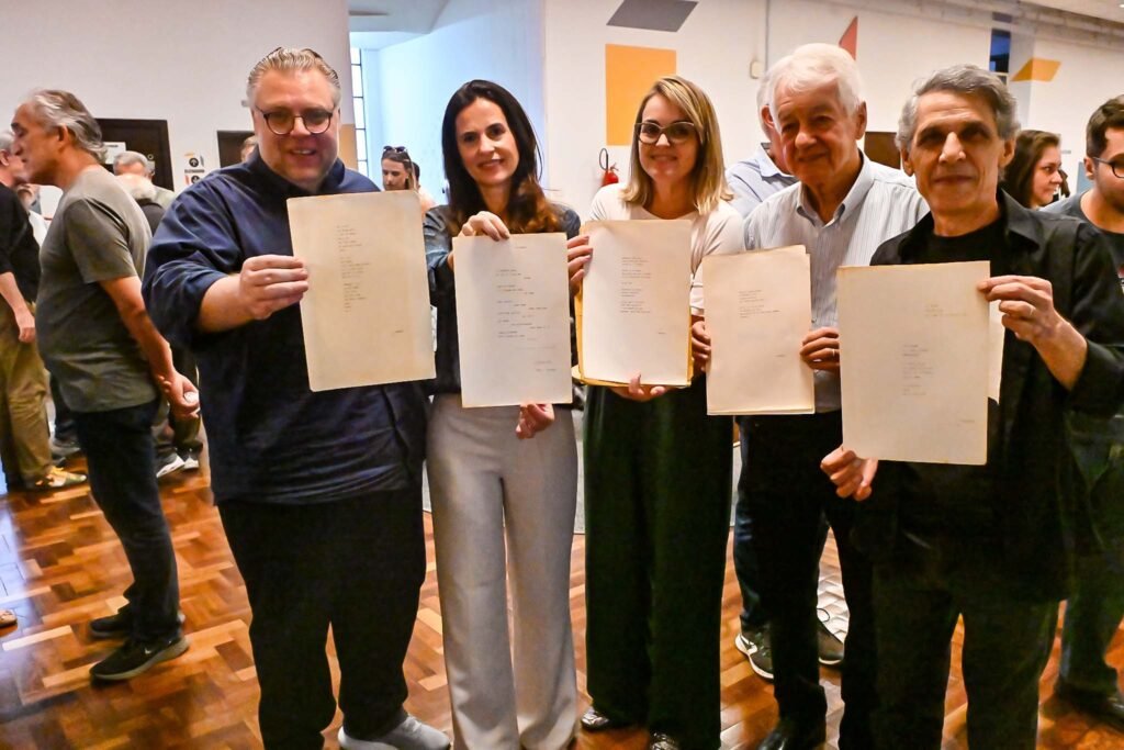 familia-de-paulo-leminski-recebe-textos-do-autor-que-ficaram-esquecidos-em-aviao
