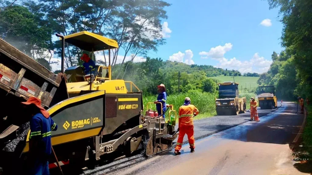 Serviços de recapeamento asfáltico - PR 218, entre Londrina e o distrito de Maravilha. Foto: Divulgação/Gaissler Moreira Engenharia