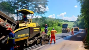 Serviços de recapeamento asfáltico - PR 218, entre Londrina e o distrito de Maravilha. Foto: Divulgação/Gaissler Moreira Engenharia