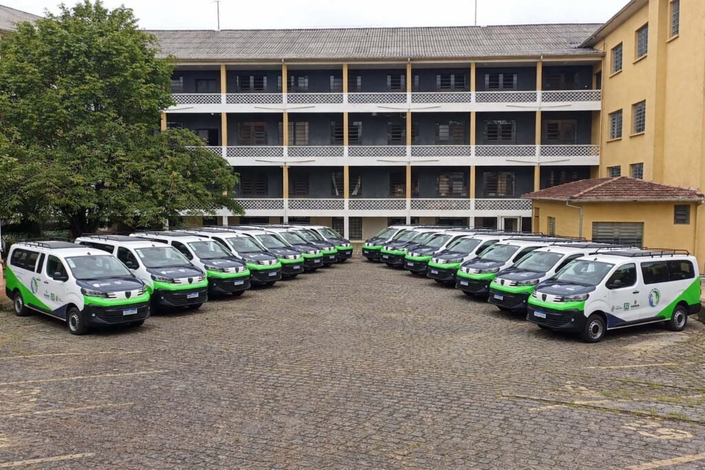 estado-amplia-alcance-do-maos-amigas-com-entrega-de-18-vans-para-manutencao-de-escolas