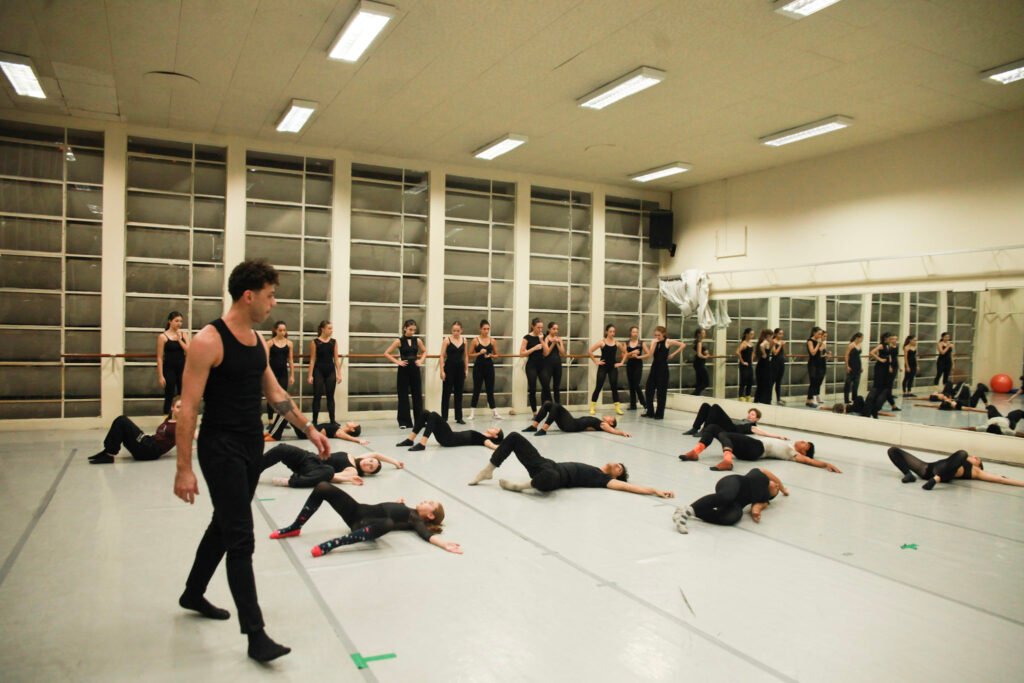 bailarino-do-grupo-corpo-ministra-aula-para-alunos-da-escola-de-danca-teatro-guaira